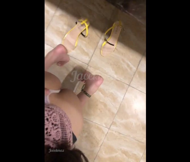 Clip: Địt vội trong toilet công cộng.