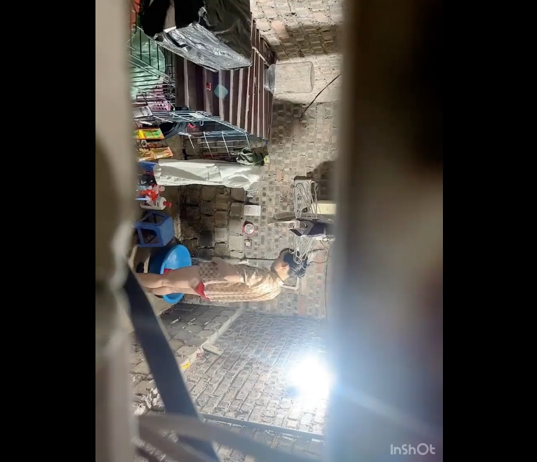 Clip: Quay lén em vợ đi làm về tắm đêm^^