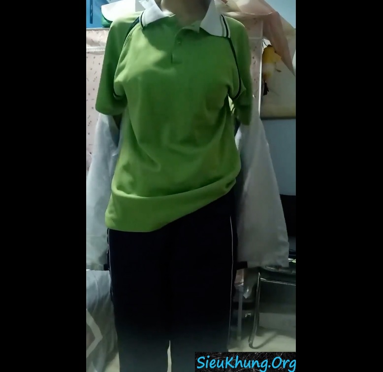 Clip: Bé học sinh lột đồ khoe hàng.