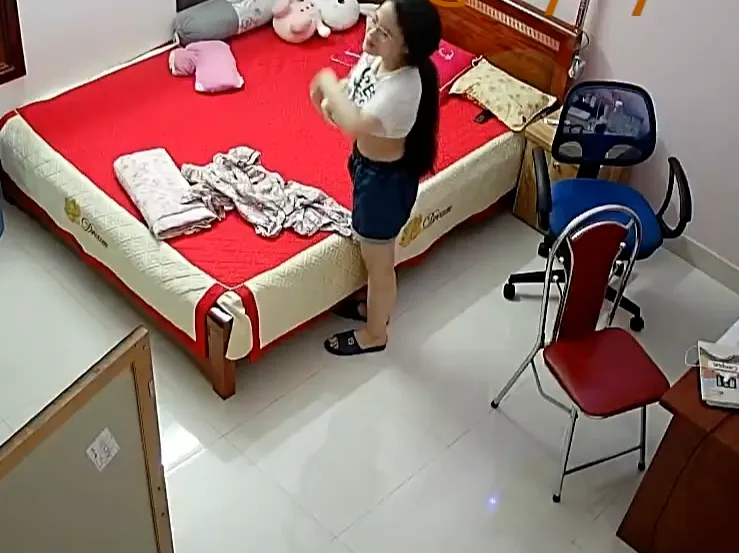 Clip: Em học sinh cấp 2 thay đồ, vú như cái tô.